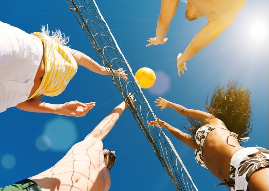 Beachvolleybal mensen in beweging op vakantie