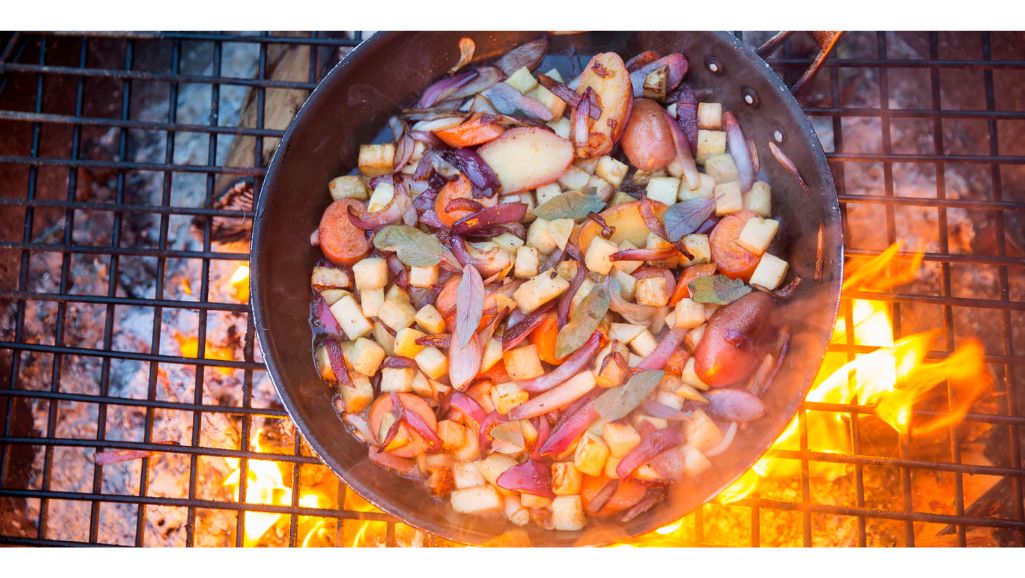 Outdoor maaltijd tijdens weekend in de bossen