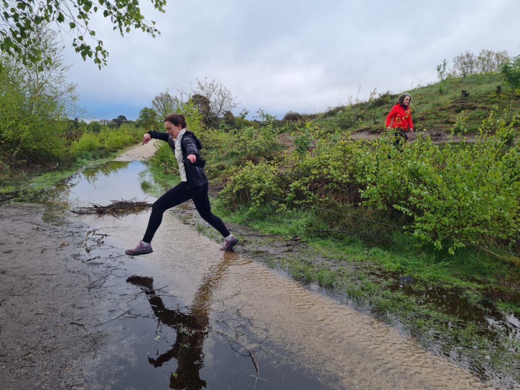 Sprong maken tijdens wandeling buitenweekend