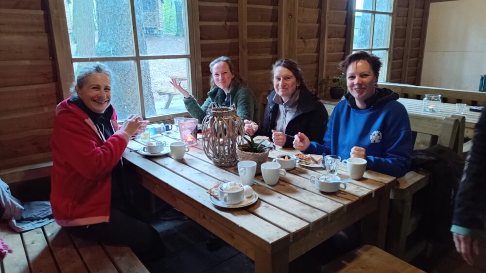 Groepsfoto in gemeenschappelijke ruimte buitenweekend