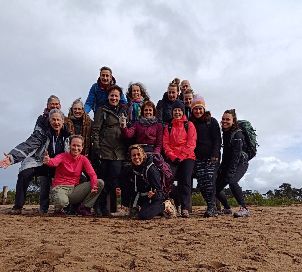Groepsfoto tijdens wandeltocht buiteweekend