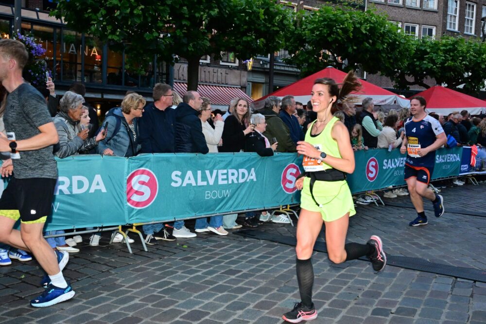 Vrouw loopt hard tijdens Zwolse marathon