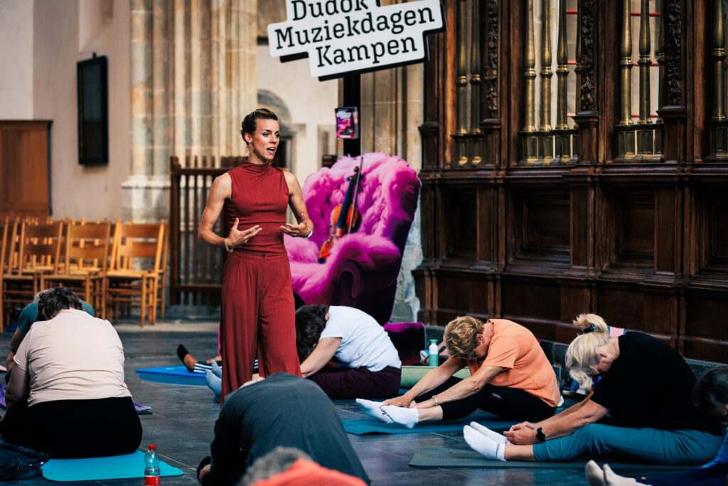 Yoga tjdens Dudok Muziekdagen door Karin van der Vennen van Kara Yoga