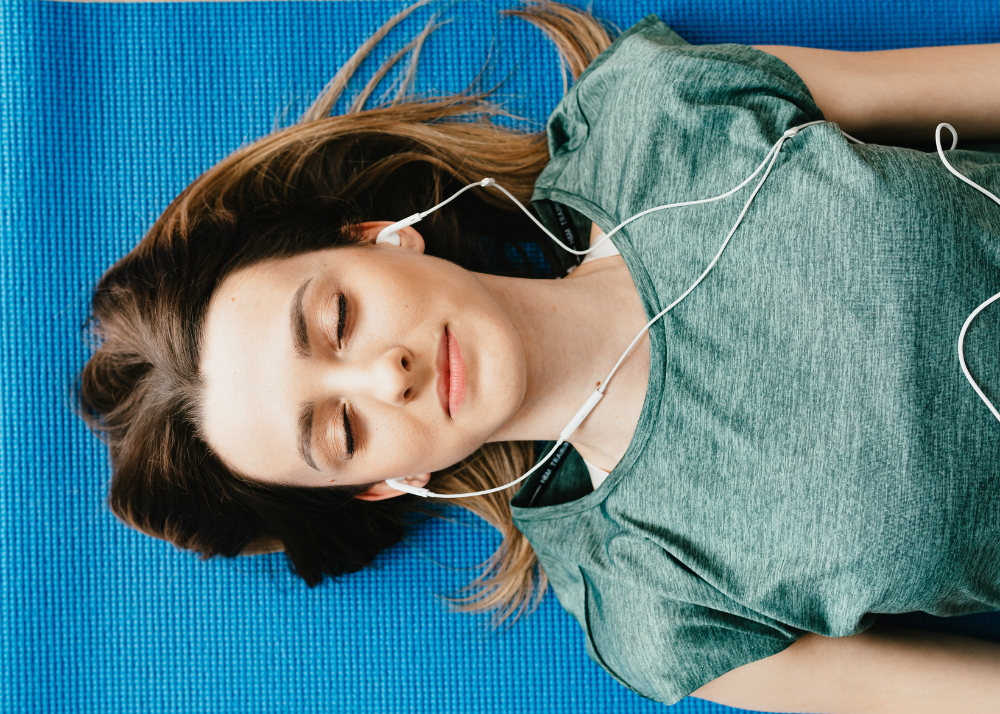 Vrouw op yogamat