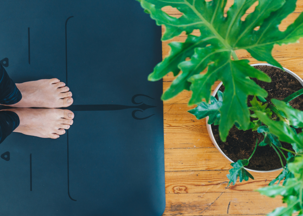 Vrouw op yogamat