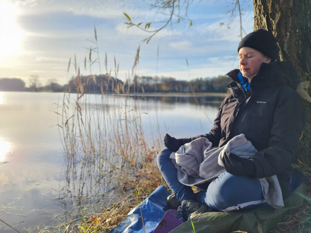 vrouw mediteert bij boom Agnietenplas Zwolle