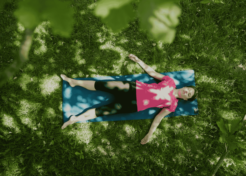Vrouw in savasana in de natuur