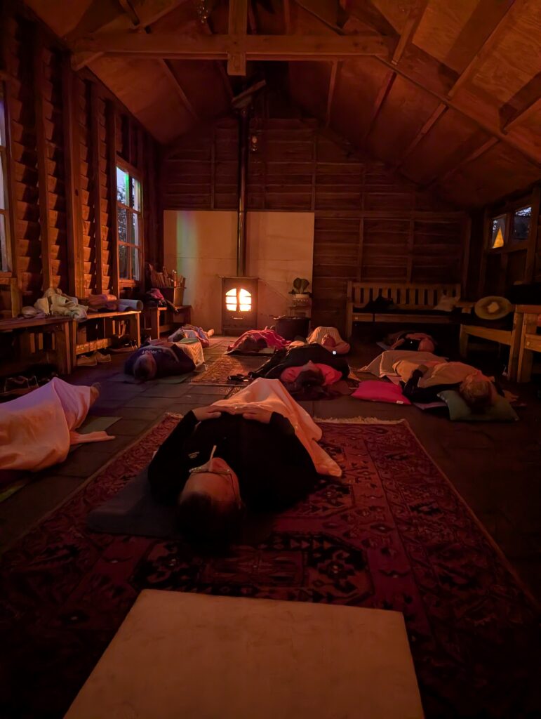 YIN yoga bij haardvuur