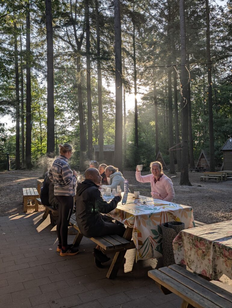 Koffie in de ochtendzon tijdens het buitenweekend