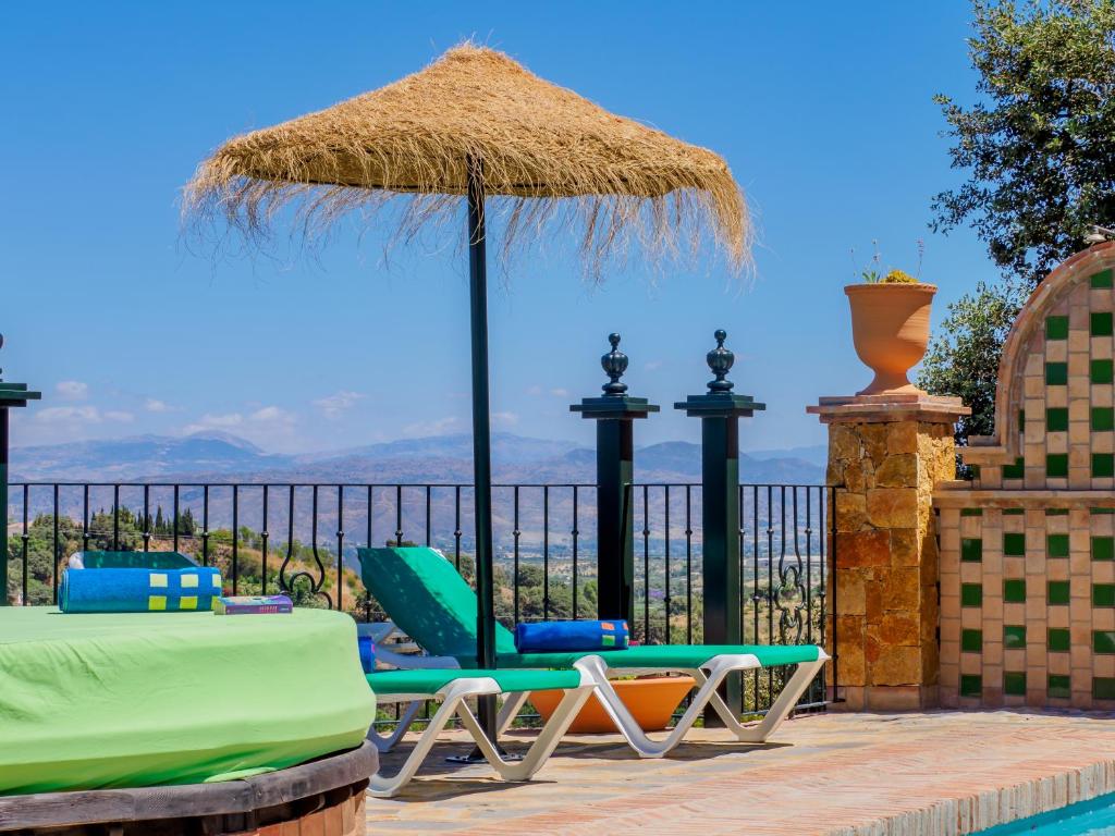 ligbedden bij zwembad Buiten villa spanje retreat in oktober 2026